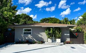Beautiful, Fully Furnished 4Bed 2Bath House - 5 Minute Walk To Miracle Mile Downtown Coral Gables